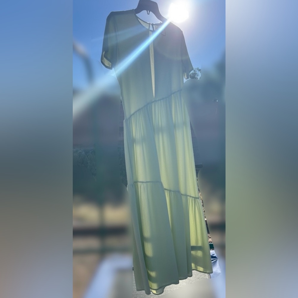 Gorgeous pistachio colored Spring/Summer Maxi Dress. Size S